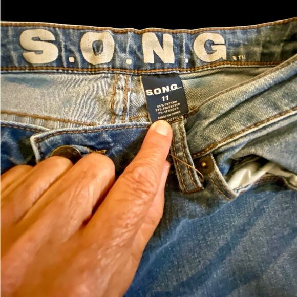 Stylish Women's Skinny Jeans in Faded Blue - Picture 2 of 5